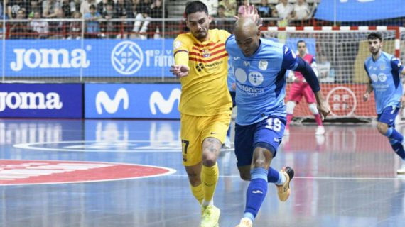 Fits se marcha de Erick durante un partido en el pabellón Jorge Garbajosa.