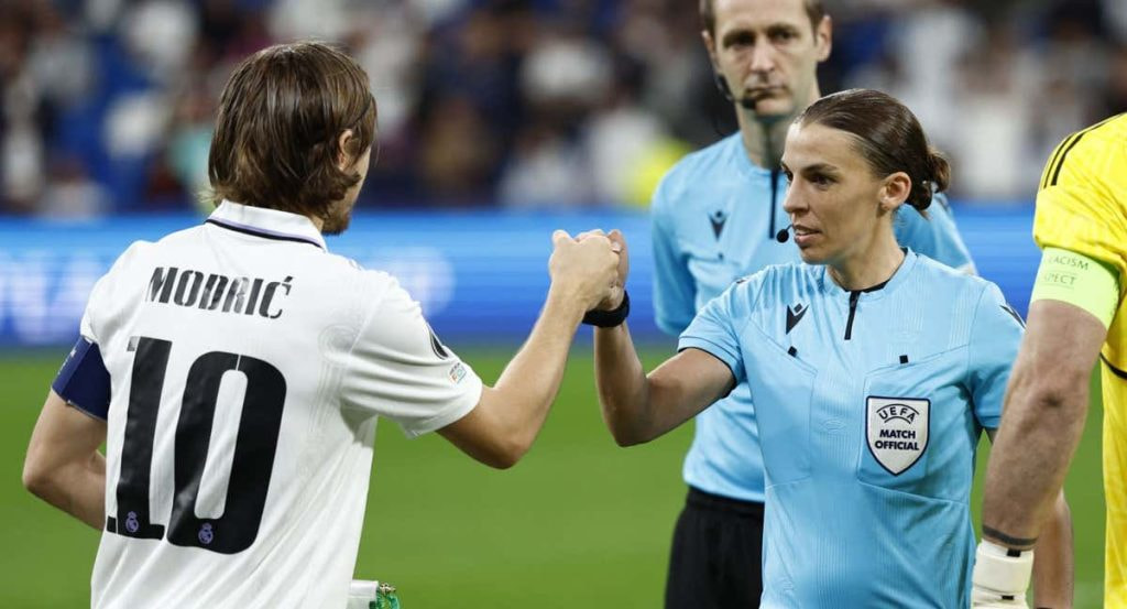 La colegiada súper élite UEFA, mundialista en Catar, Stéphanie Frappart, durante un partido del Real Madrid.