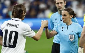 La colegiada súper élite UEFA, mundialista en Catar, Stéphanie Frappart, durante un partido del Real Madrid.