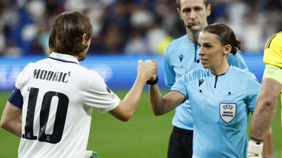 La colegiada súper élite UEFA, mundialista en Catar, Stéphanie Frappart, durante un partido del Real Madrid.