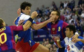 Mateo Garralda, en una acción del partido de ida de la final de la Champions de 2001.