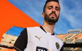 José Gayà con la camiseta oficial.
