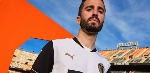 José Gayà con la camiseta oficial.