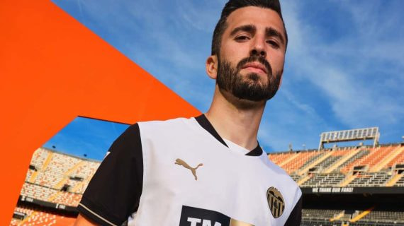 José Gayà con la camiseta oficial.