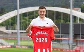 Gorosabel posa con la camiseta del Athletic.