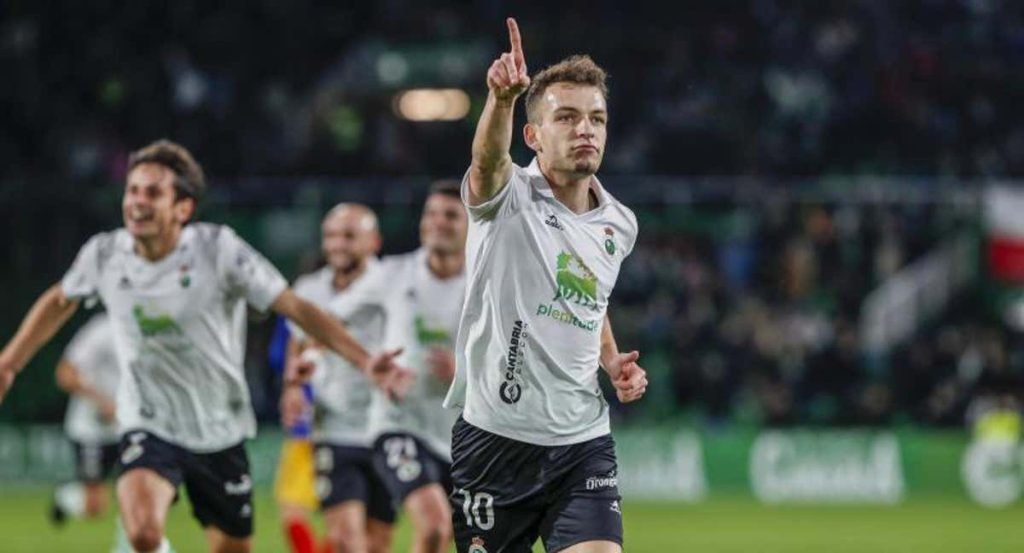 Iñigo Vicente celebra un gol con el Racing de Santander.