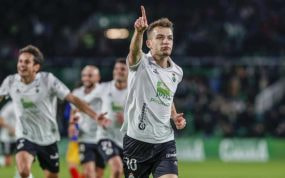 Iñigo Vicente celebra un gol con el Racing de Santander.