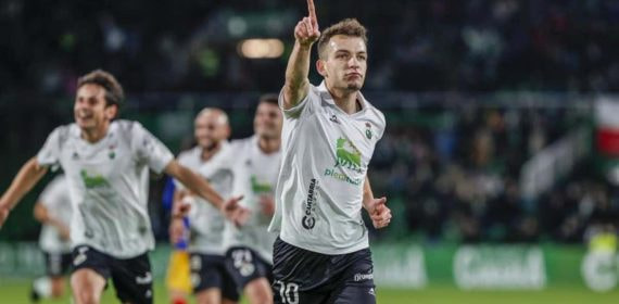 Iñigo Vicente celebra un gol con el Racing de Santander.