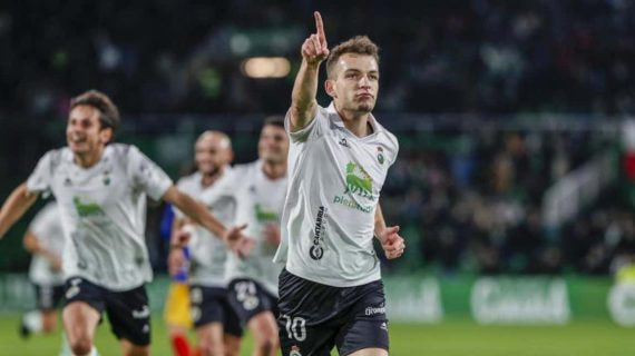 Iñigo Vicente celebra un gol con el Racing de Santander.