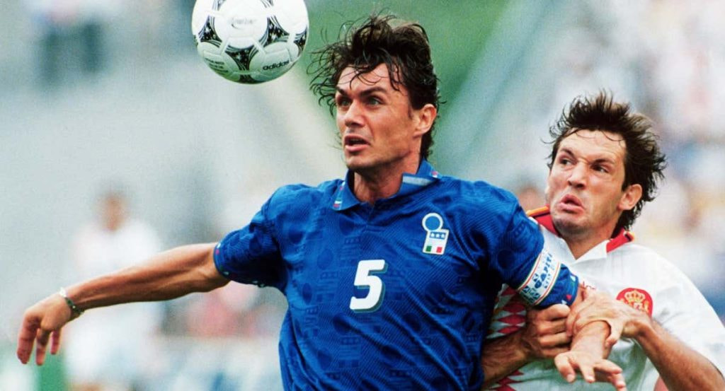 Maldini en una pugna de balón con Goicoechea en el Mundial del 94.