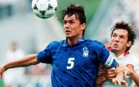 Maldini en una pugna de balón con Goicoechea en el Mundial del 94.