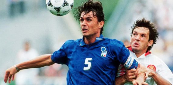 Maldini en una pugna de balón con Goicoechea en el Mundial del 94.