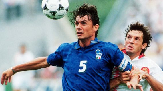 Maldini en una pugna de balón con Goicoechea en el Mundial del 94.