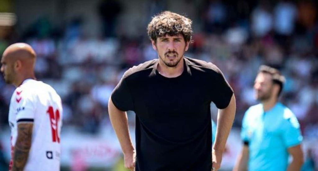 Javi Poves, en un partido dirigiendo al Moscardó.