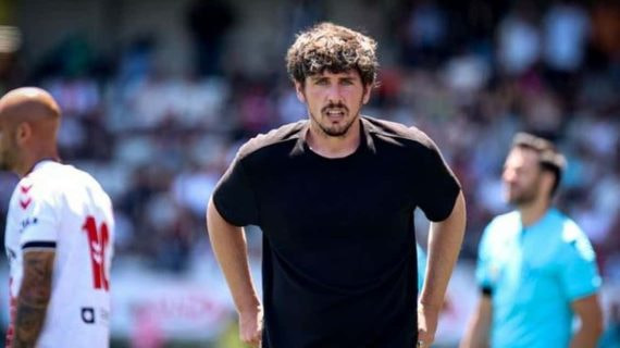 Javi Poves, en un partido dirigiendo al Moscardó.