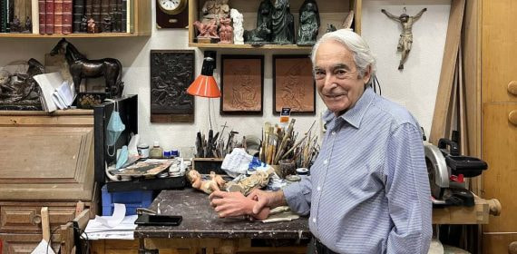 José Luis Parés atiende a Relevo en su céntrico taller madrileño.