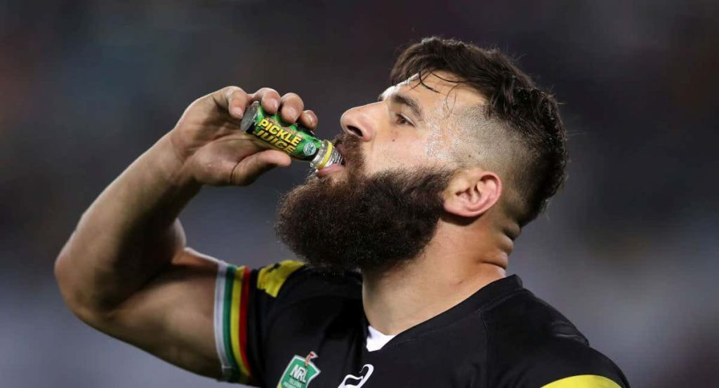 Josh Mansour bebiendo jugo de pepinos.