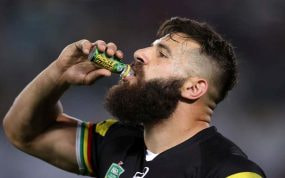 Josh Mansour bebiendo jugo de pepinos.