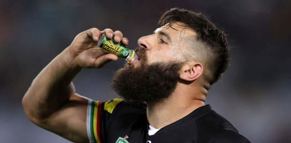 Josh Mansour bebiendo jugo de pepinos.