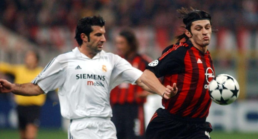 Kaladze se anticipa a Figo en un partido de la Champions.
