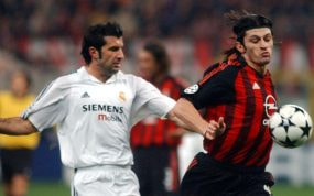 Kaladze se anticipa a Figo en un partido de la Champions.