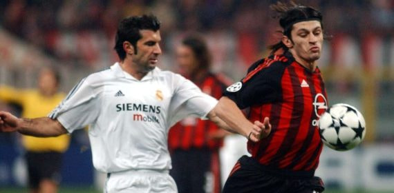 Kaladze se anticipa a Figo en un partido de la Champions.