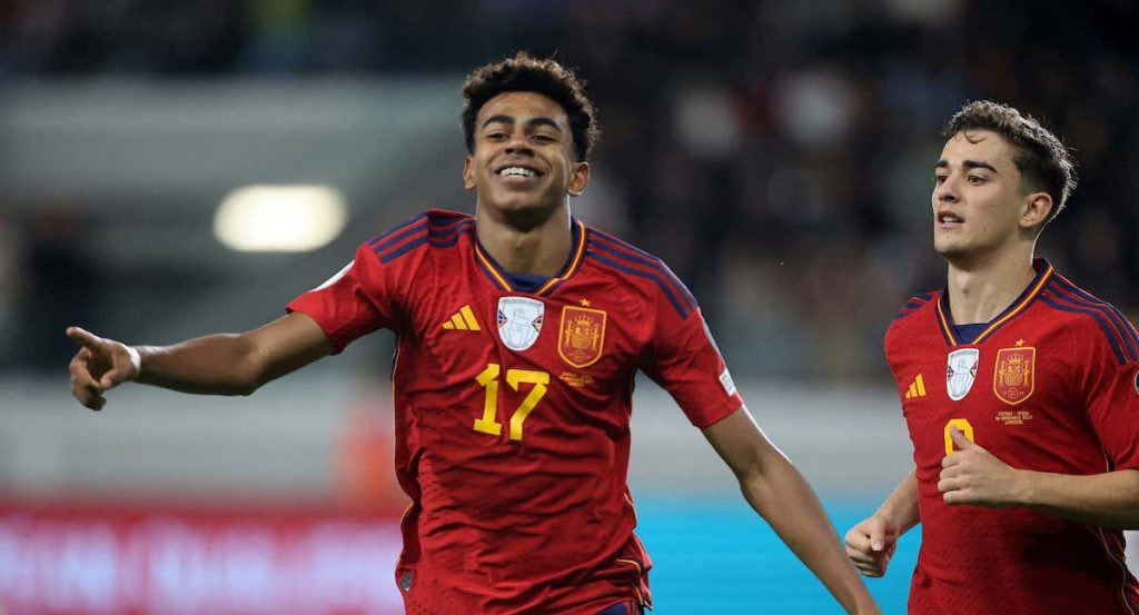 Lamine Yamal durante un partido con la Selección española.