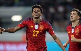 Lamine Yamal durante un partido con la Selección española.