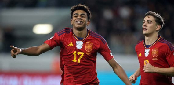 Lamine Yamal durante un partido con la Selección española.