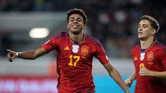 Lamine Yamal durante un partido con la Selección española.