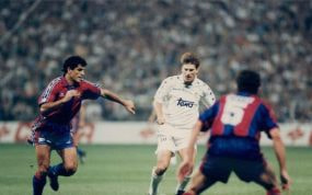 Michael Laudrup, entre Nadal y Popescu, en un Clásico en el Bernabéu.
