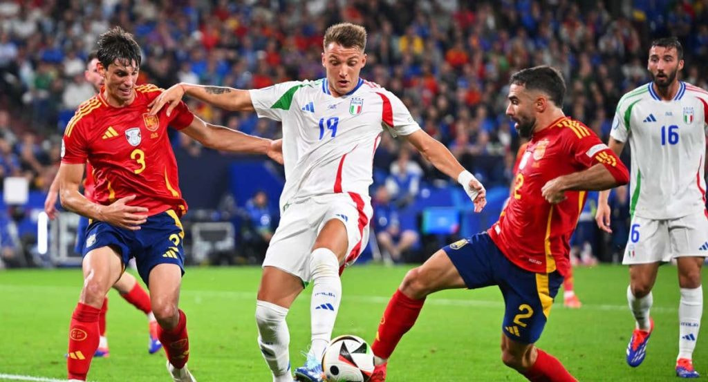 Le Normand y Carvajal, en plena acción en el encuentro ante Italia.