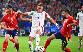 Le Normand y Carvajal, en plena acción en el encuentro ante Italia.