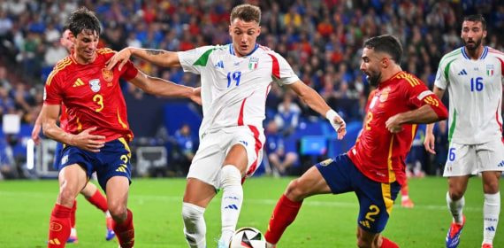 Le Normand y Carvajal, en plena acción en el encuentro ante Italia.