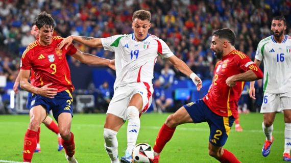 Le Normand y Carvajal, en plena acción en el encuentro ante Italia.