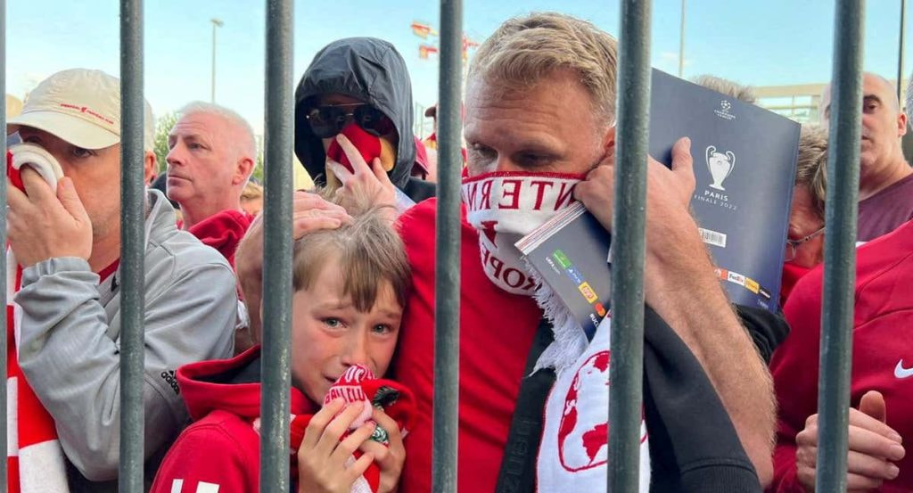Aficionados del Liverpool se cubren ante el gas pimienta en la final de 2022.