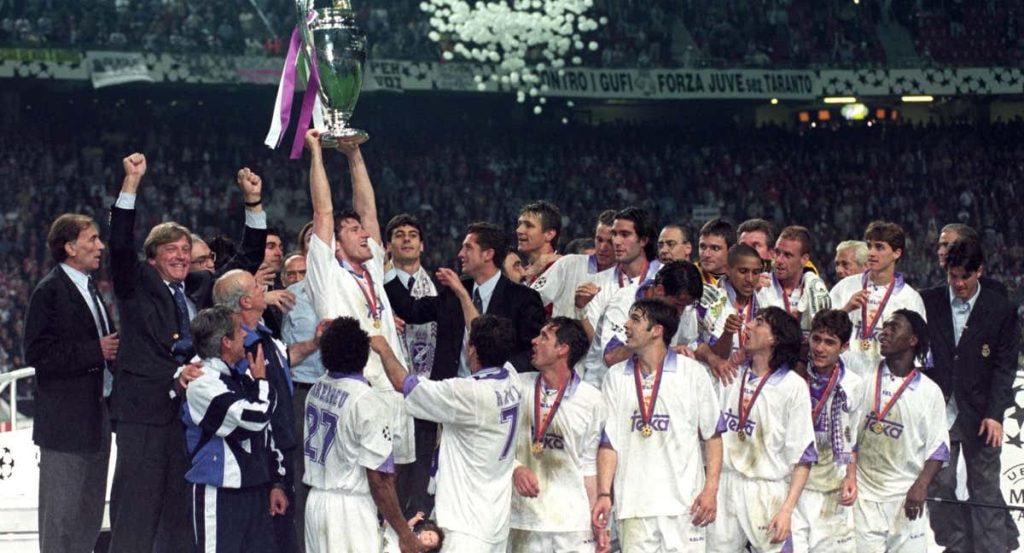 Davor Suker levanta la séptima Copa de Europa del Real Madrid.