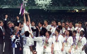 Davor Suker levanta la séptima Copa de Europa del Real Madrid.