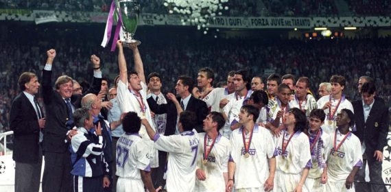 Davor Suker levanta la séptima Copa de Europa del Real Madrid.