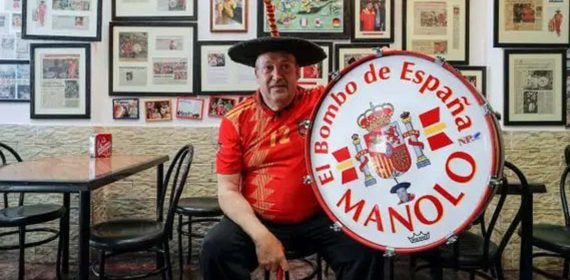 Manolo el del bombo.