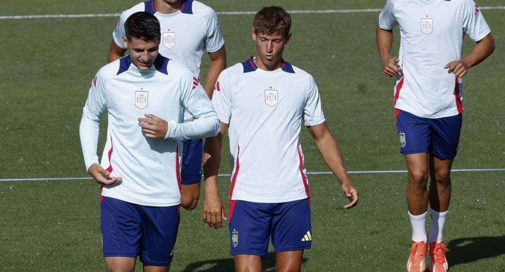 Marcos Llorente durante un entrenamiento junto a Álvaro Morata.