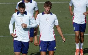 Marcos Llorente durante un entrenamiento junto a Álvaro Morata.