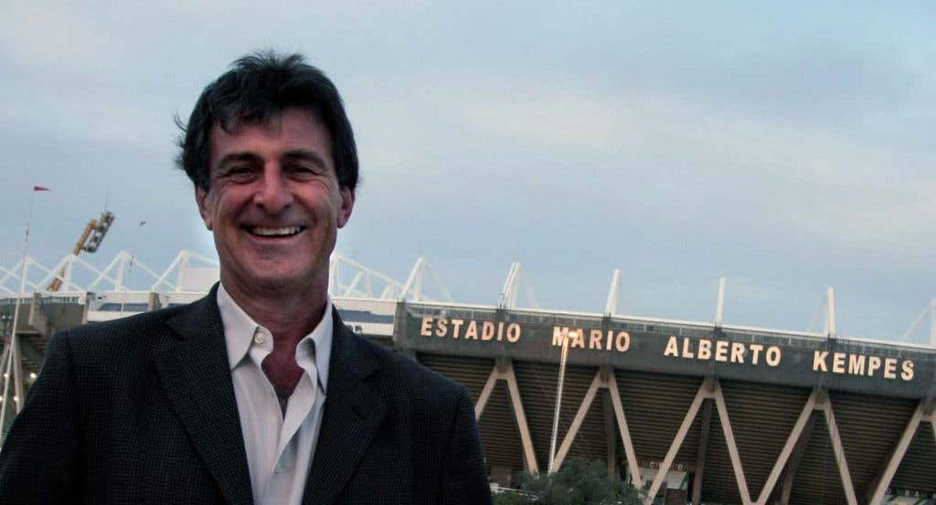 Mario Alberto Kempes posa delante del estadio que lleva su nombre, en Córdoba.