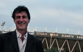 Mario Alberto Kempes posa delante del estadio que lleva su nombre, en Córdoba.