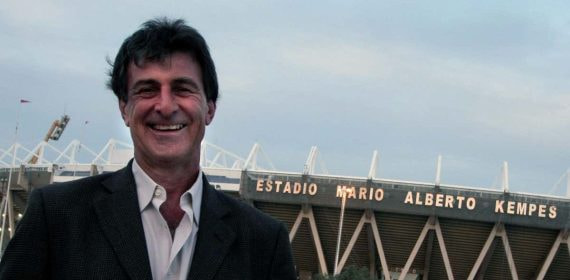 Mario Alberto Kempes posa delante del estadio que lleva su nombre, en Córdoba.