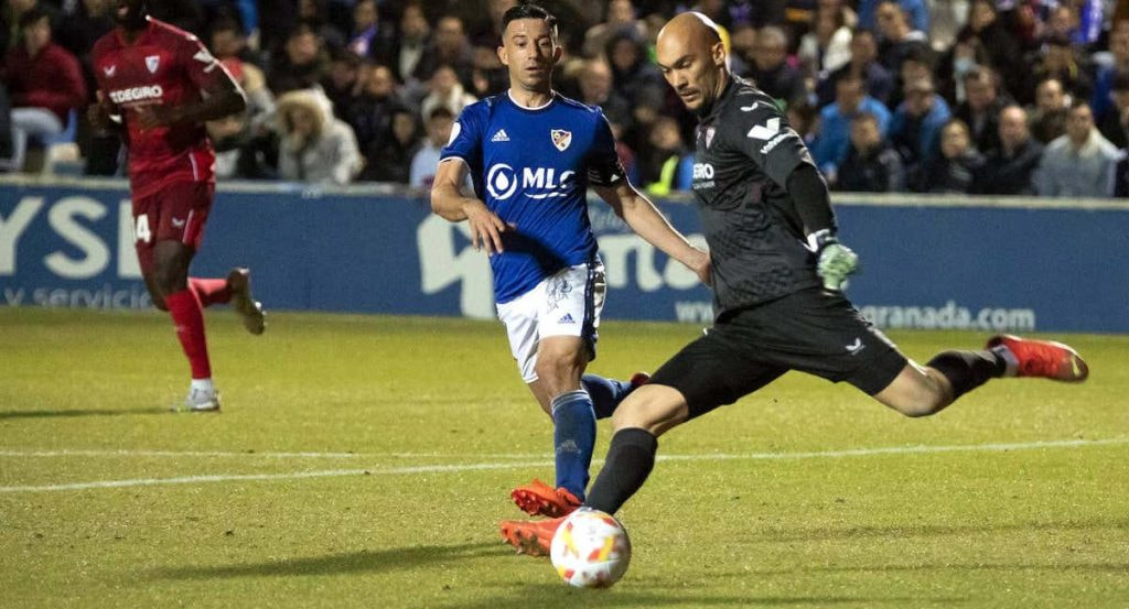 Marko Dmitrovic, durante un partido de Copa con el Sevilla.