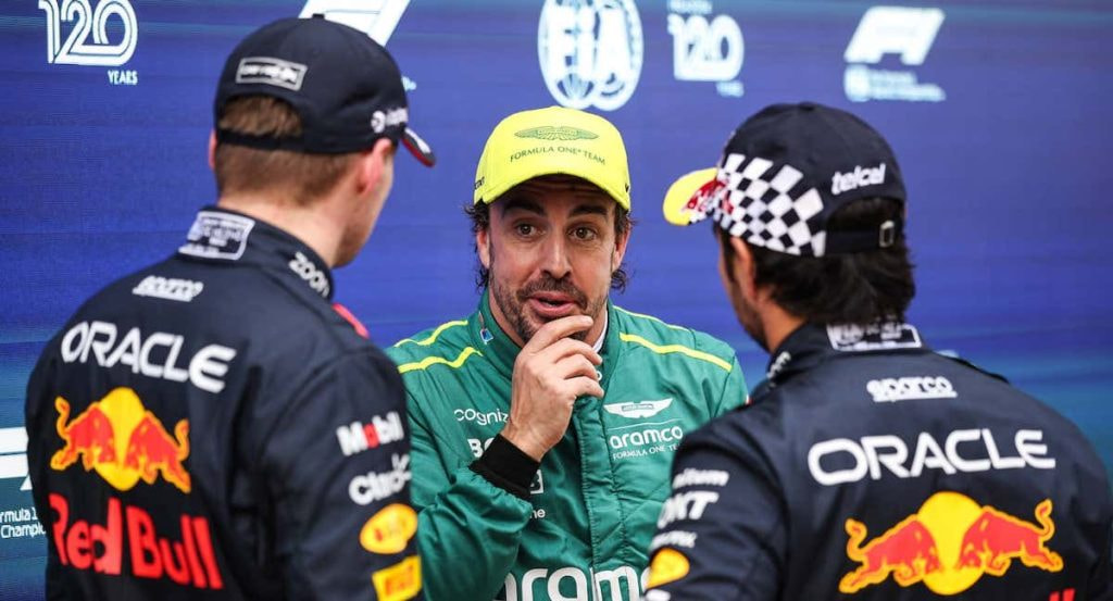 Verstappen y Alonso charlan en presencia de Checo Pérez.