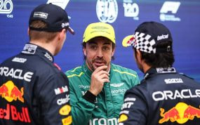 Verstappen y Alonso charlan en presencia de Checo Pérez.