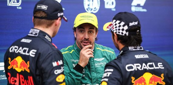 Verstappen y Alonso charlan en presencia de Checo Pérez.