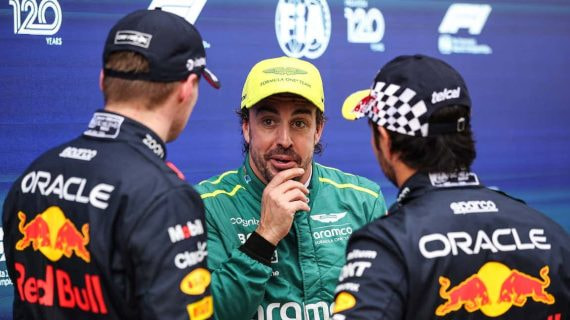 Verstappen y Alonso charlan en presencia de Checo Pérez.